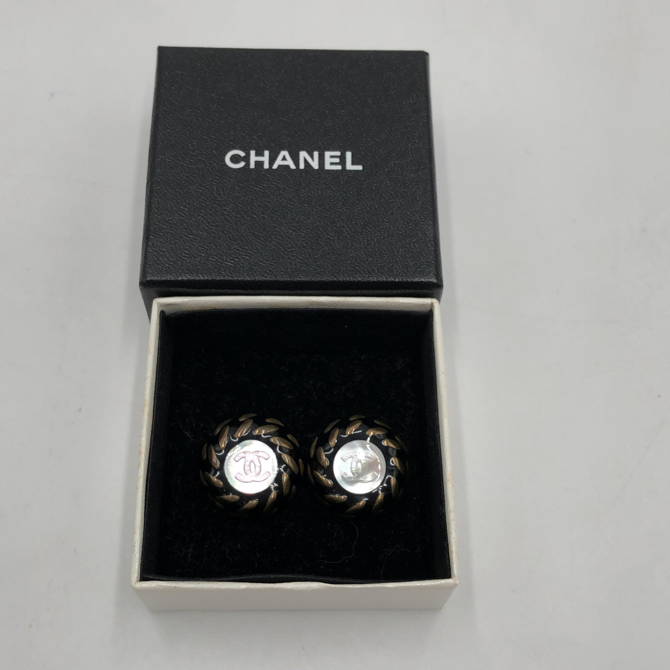 Pendientes Chanel CC con clip y botón