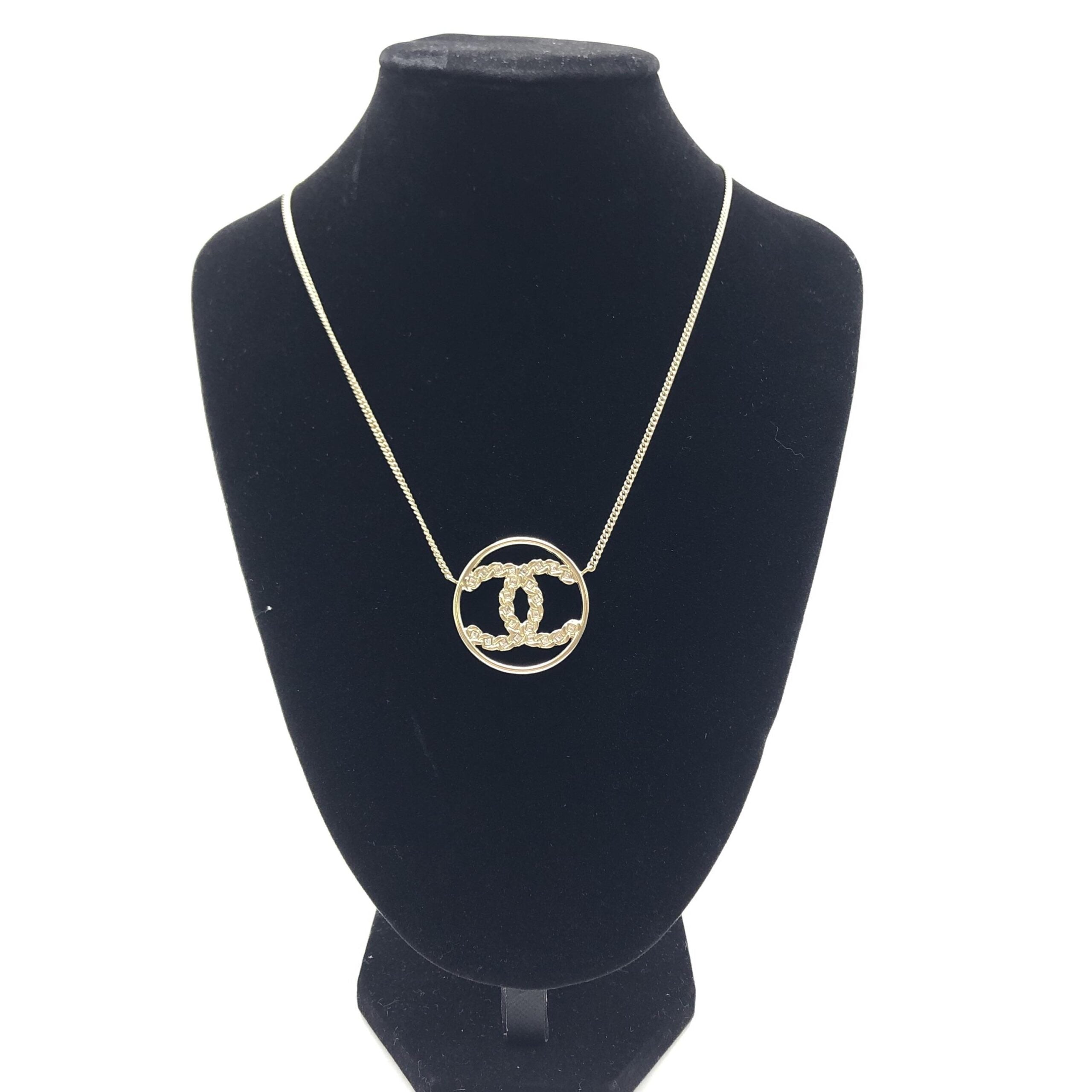 Collar con colgante circular CC en tono dorado de Chanel