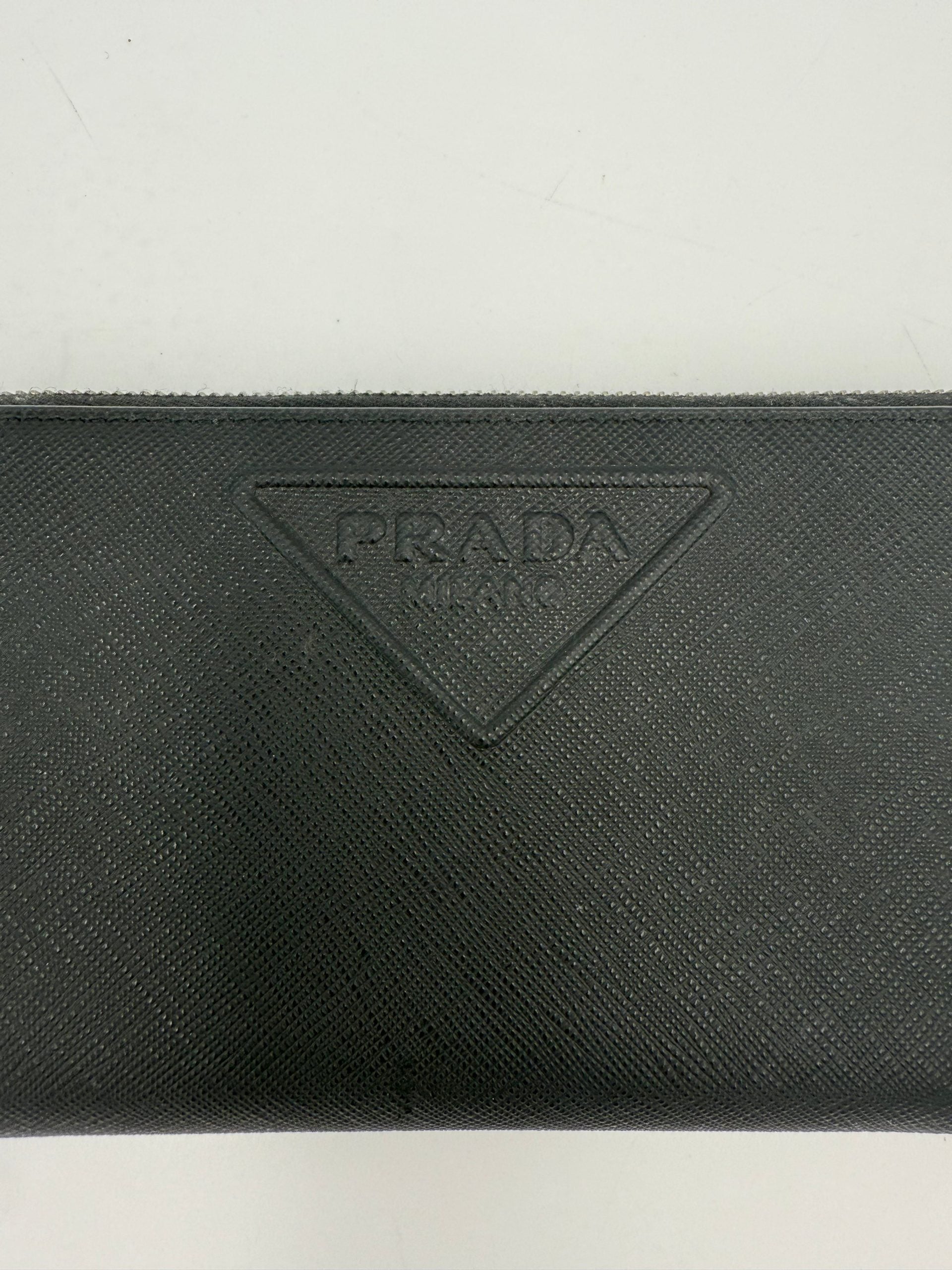 Prada Cartera con cremallera en piel Saffiano