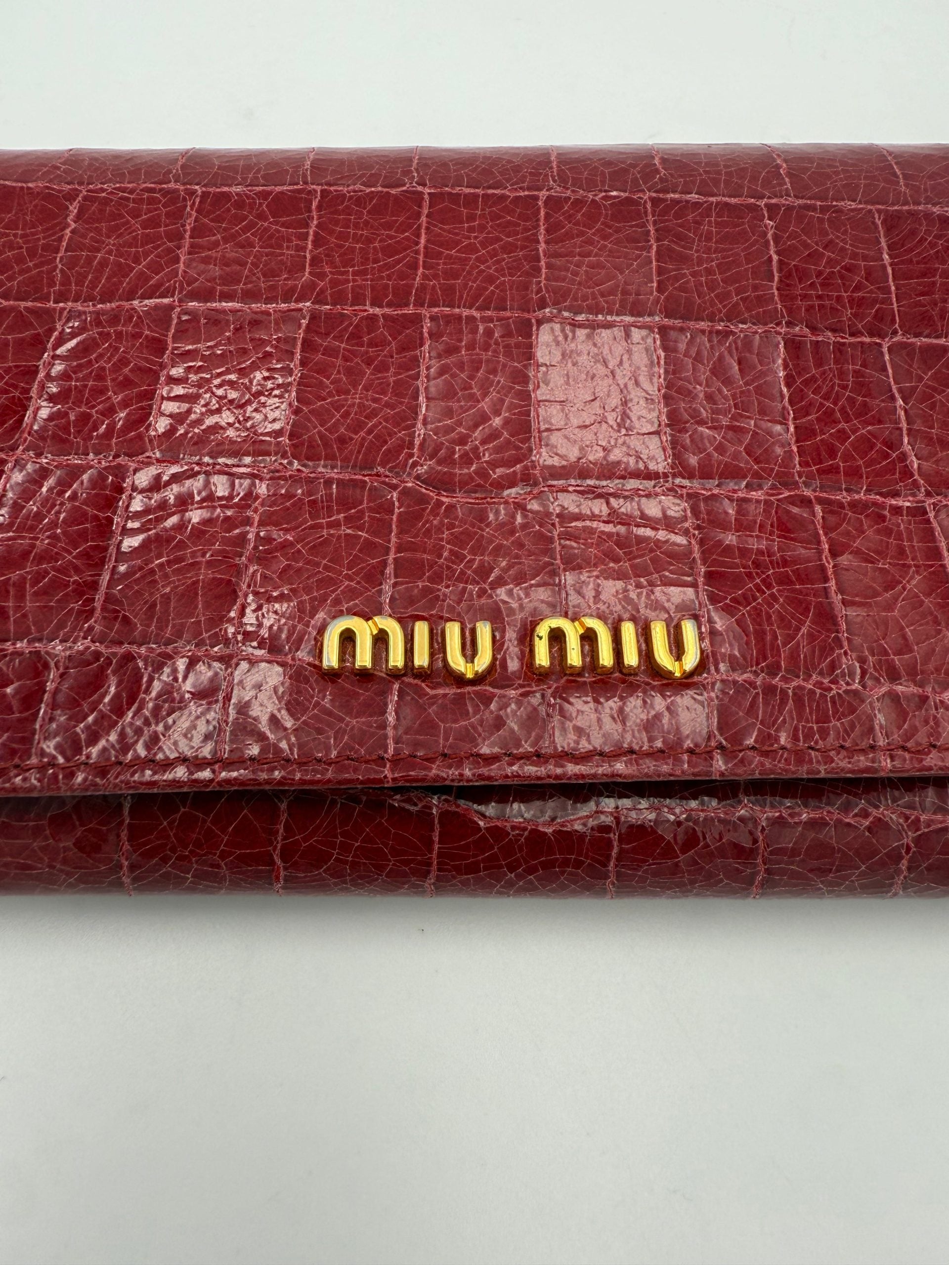 Miu Miu MIU MIU Rosso Lommebok i skinn med krokodillemønster