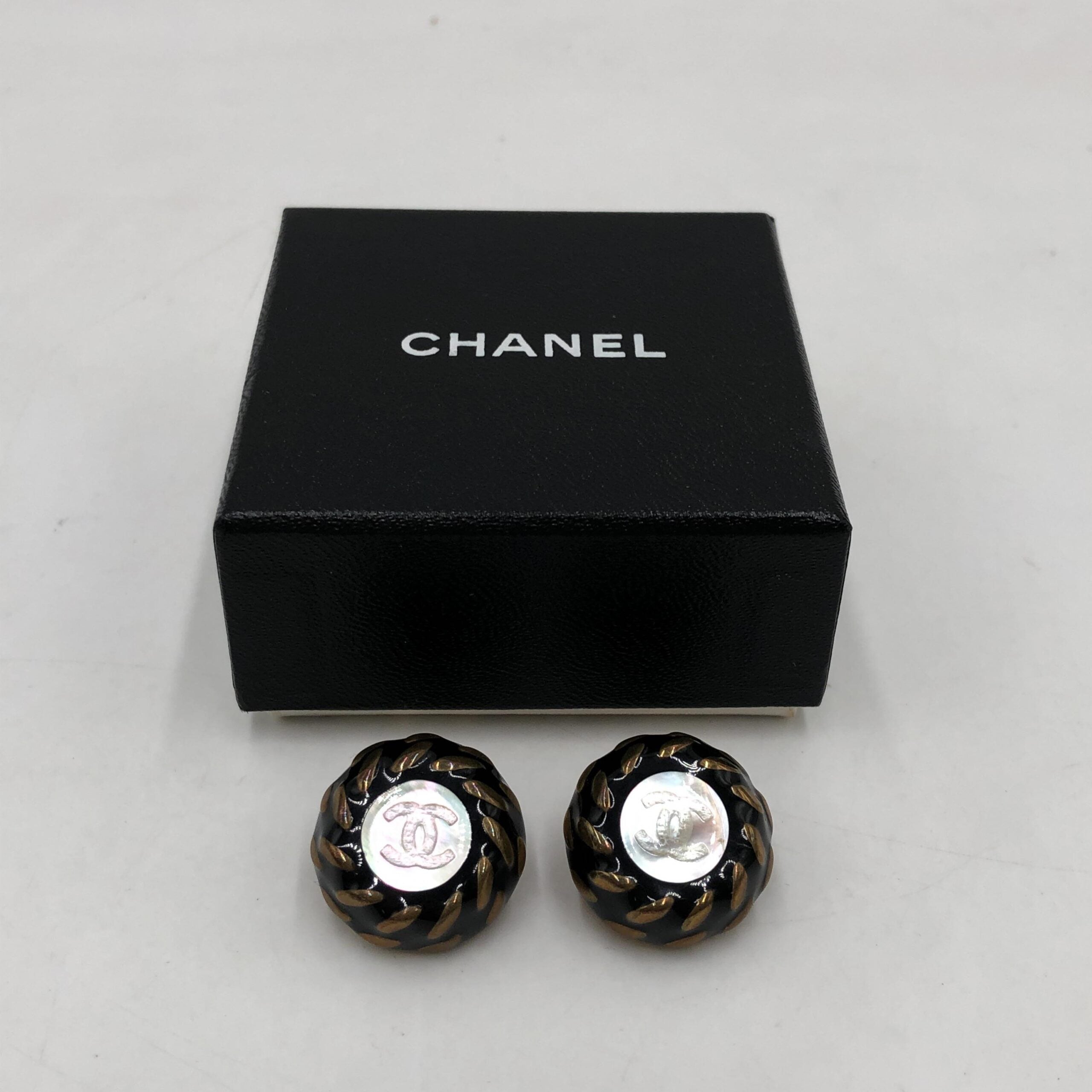 Pendientes Chanel CC con clip y botón