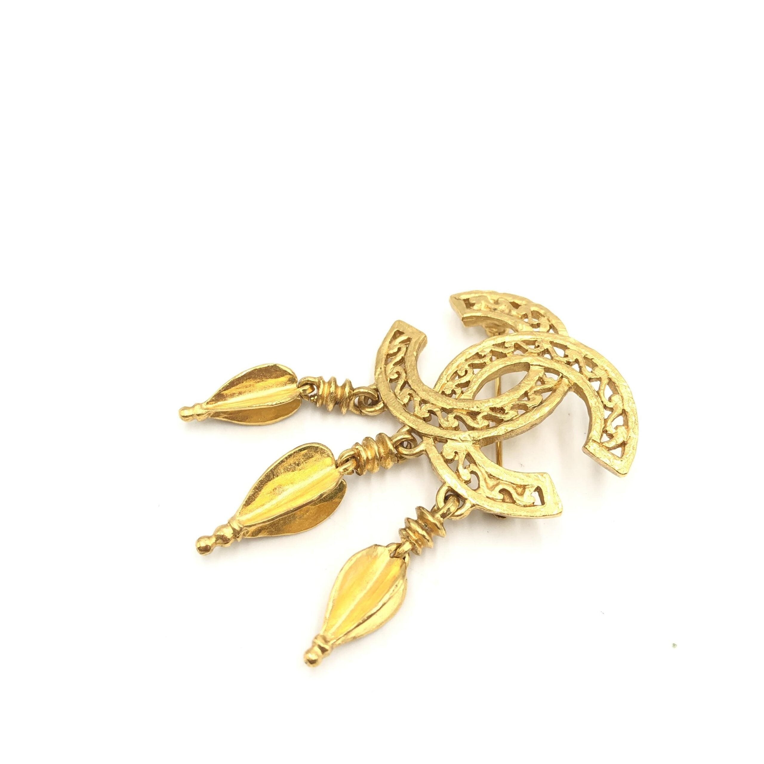Broche Chanel con logo CC chapado en oro