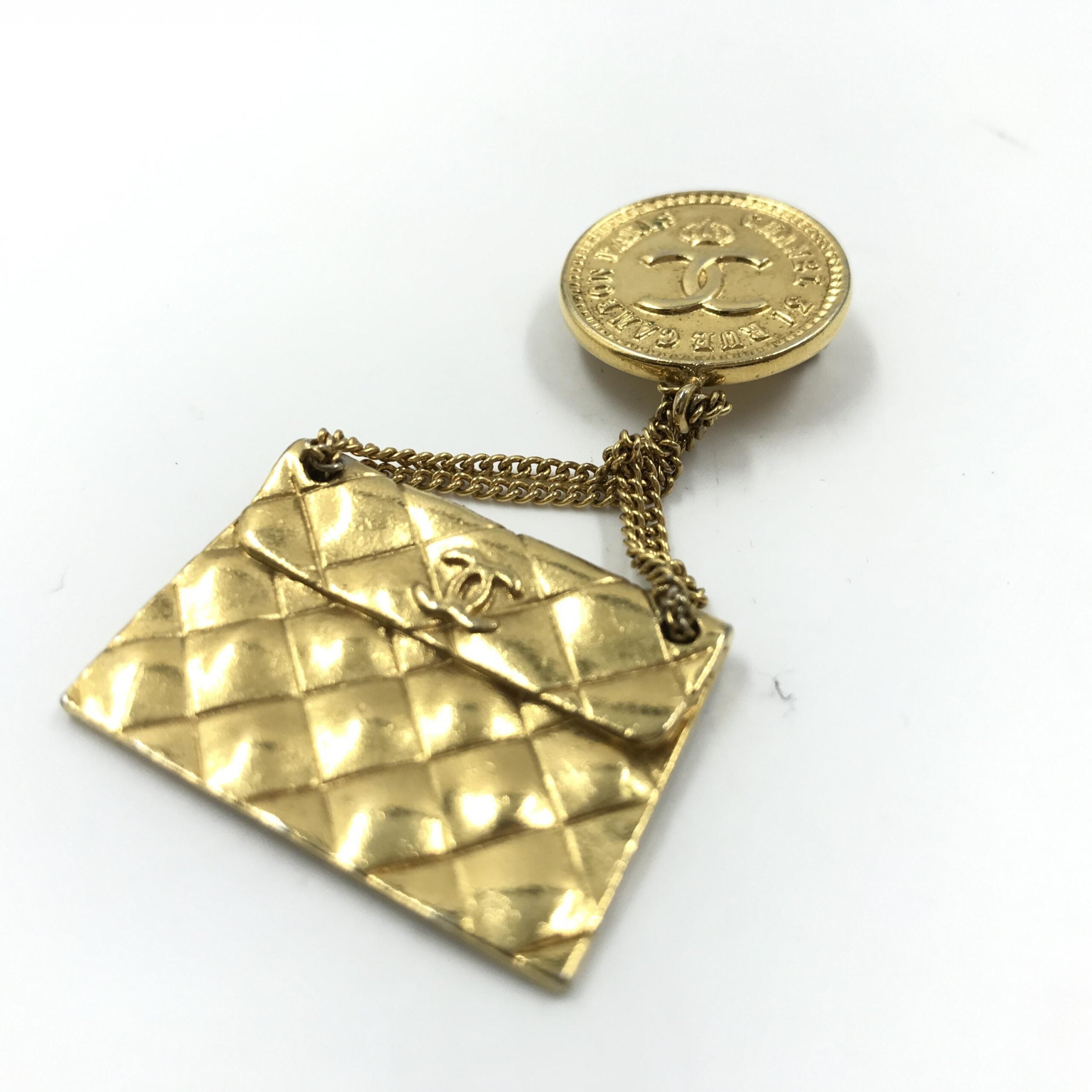 Broche Chanel Chapado en Oro con Motivo de Bolso