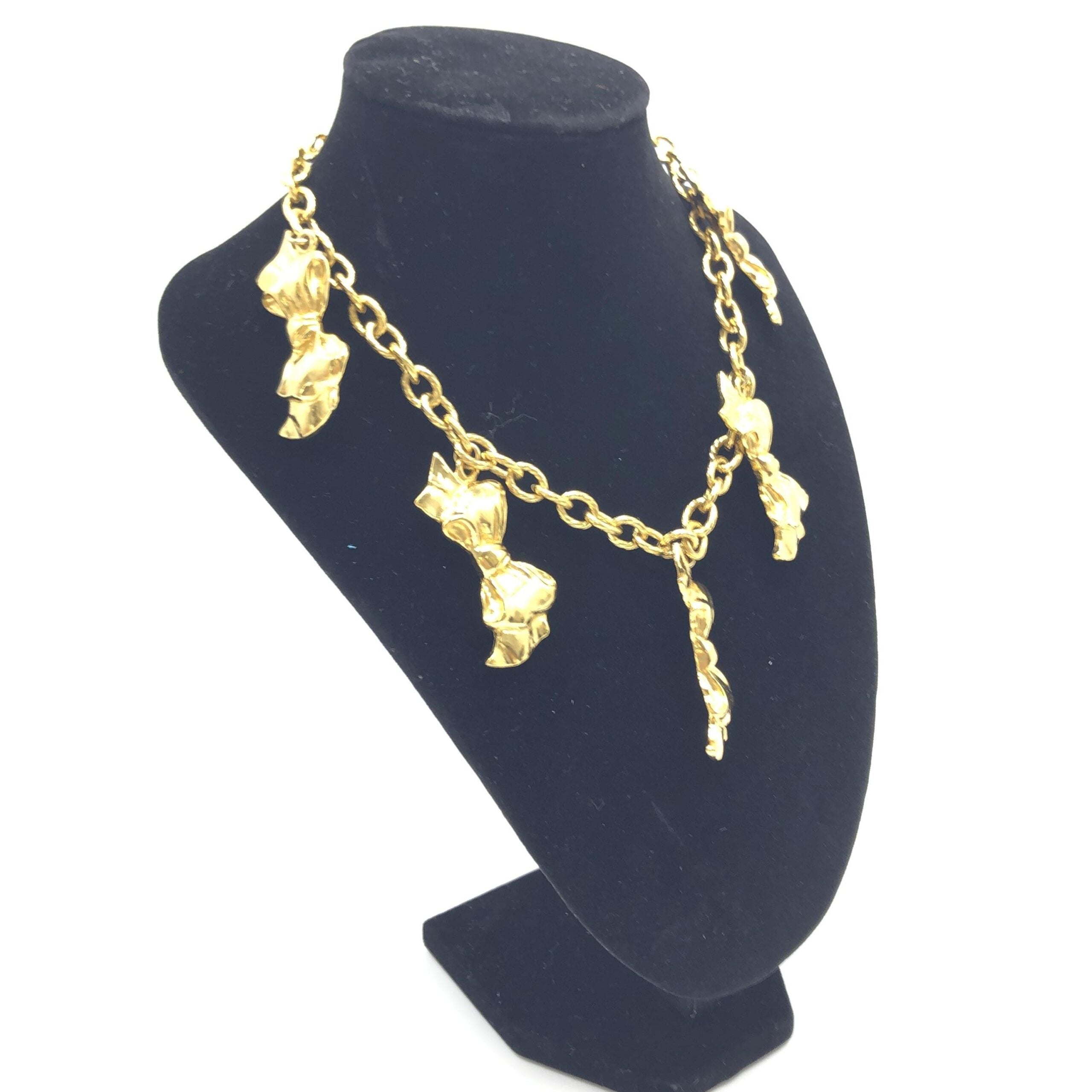 Collar de cadena Chanel bañada en oro con dijes de lazo