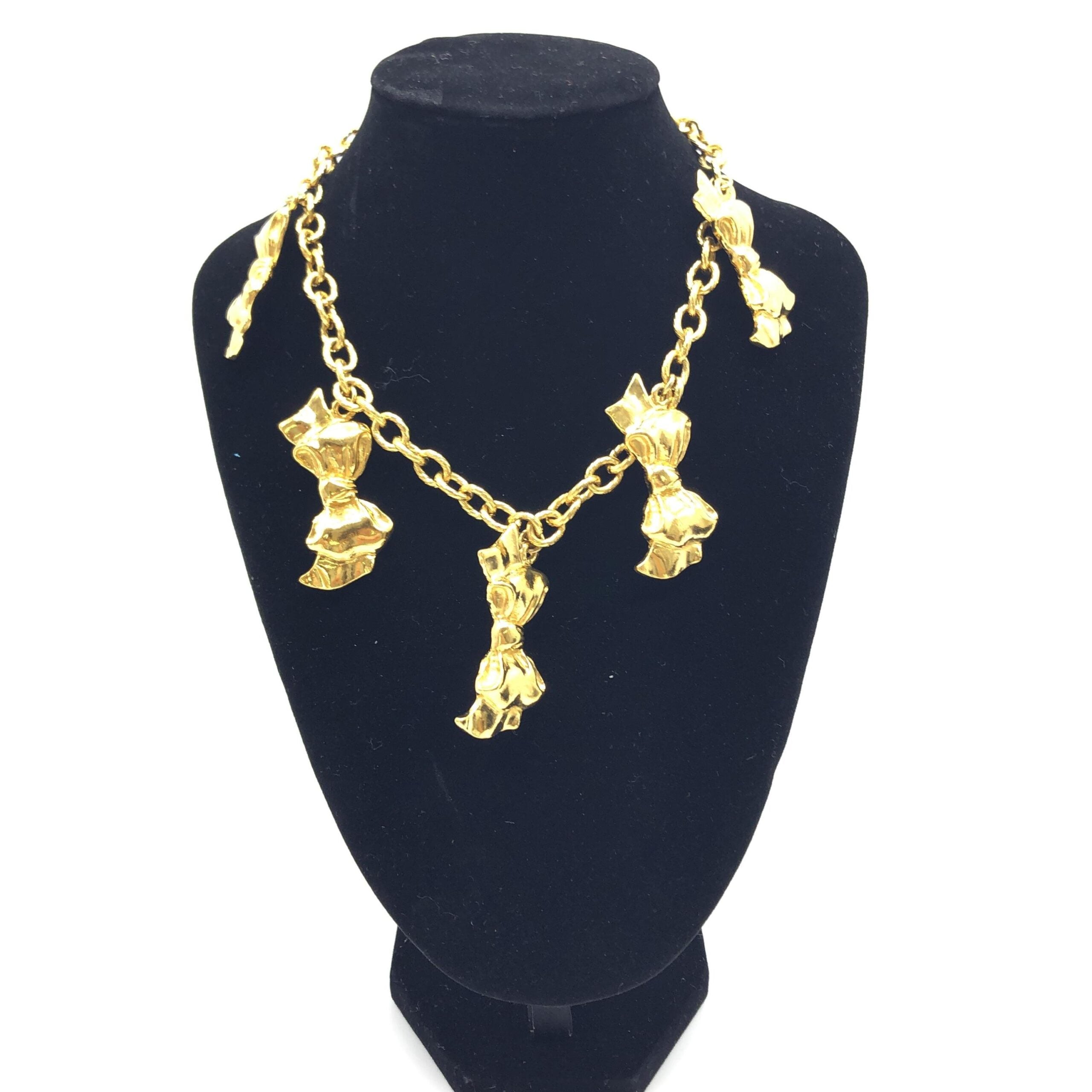Collar de cadena Chanel bañada en oro con dijes de lazo