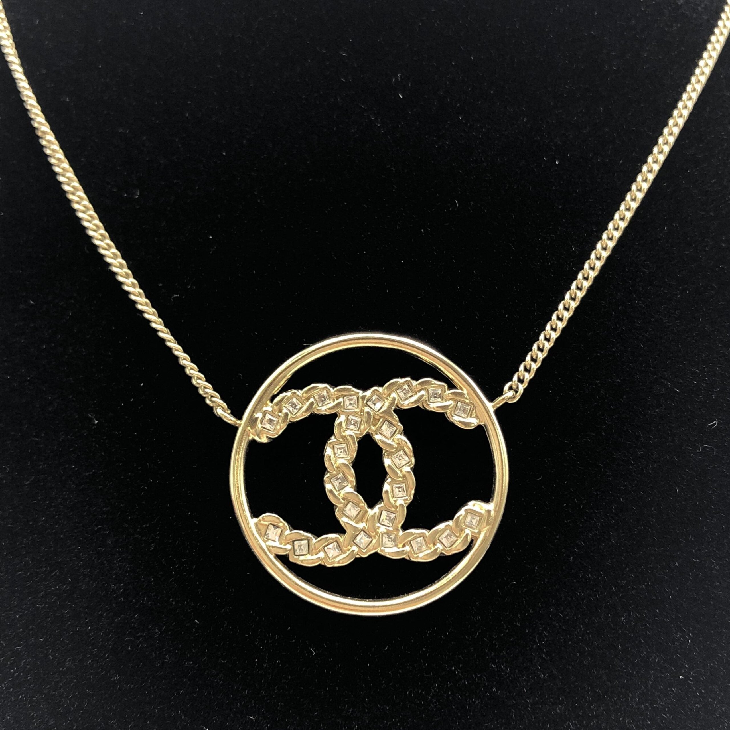 Collar con colgante circular CC en tono dorado de Chanel