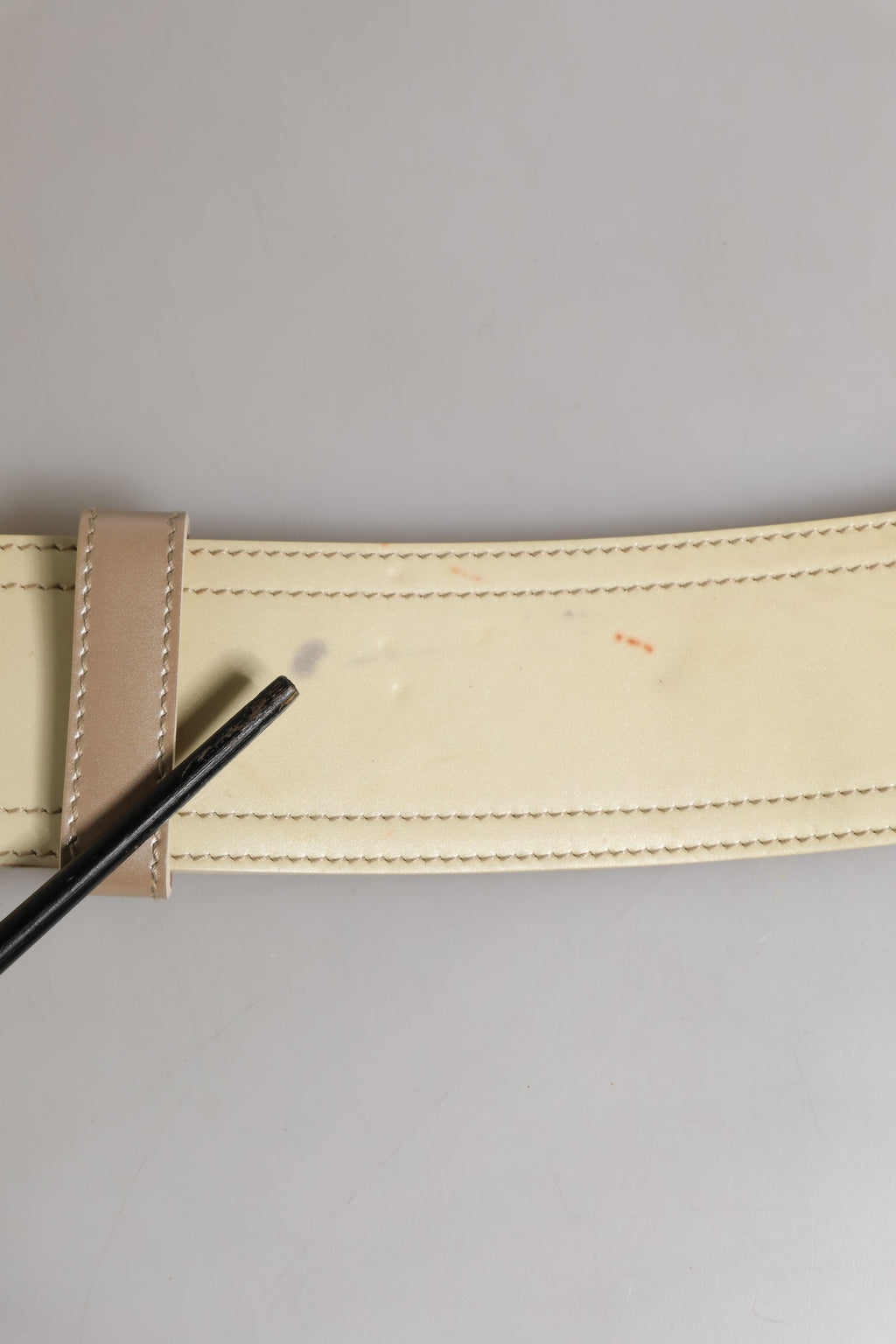 Cinturón de mujer Prada de cuero beige con logo, hebilla cuadrada y cintura ancha