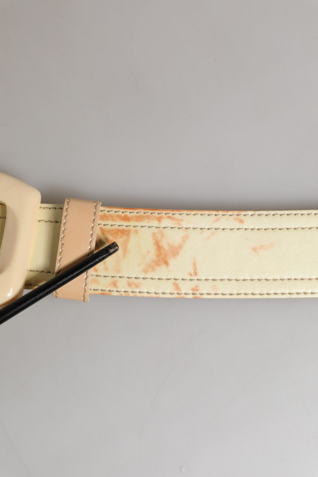 Cinturón Prada de cuero beige con logo, hebilla cuadrada y talle ancho para mujer