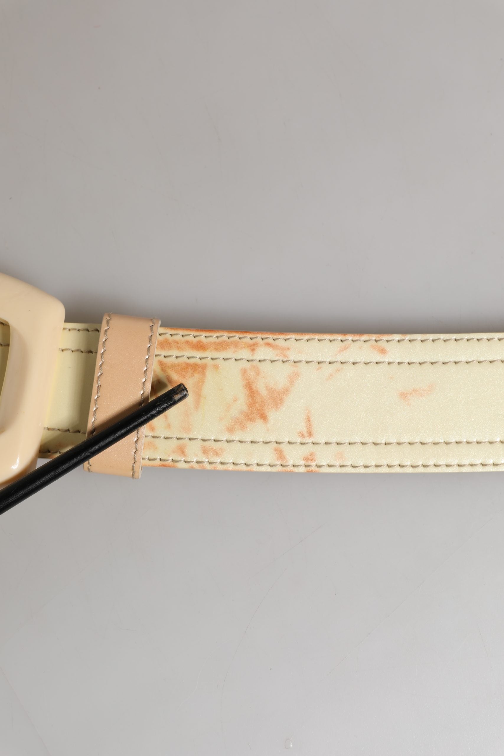 Cinturón Prada de cuero beige con logo, hebilla cuadrada y talle ancho para mujer