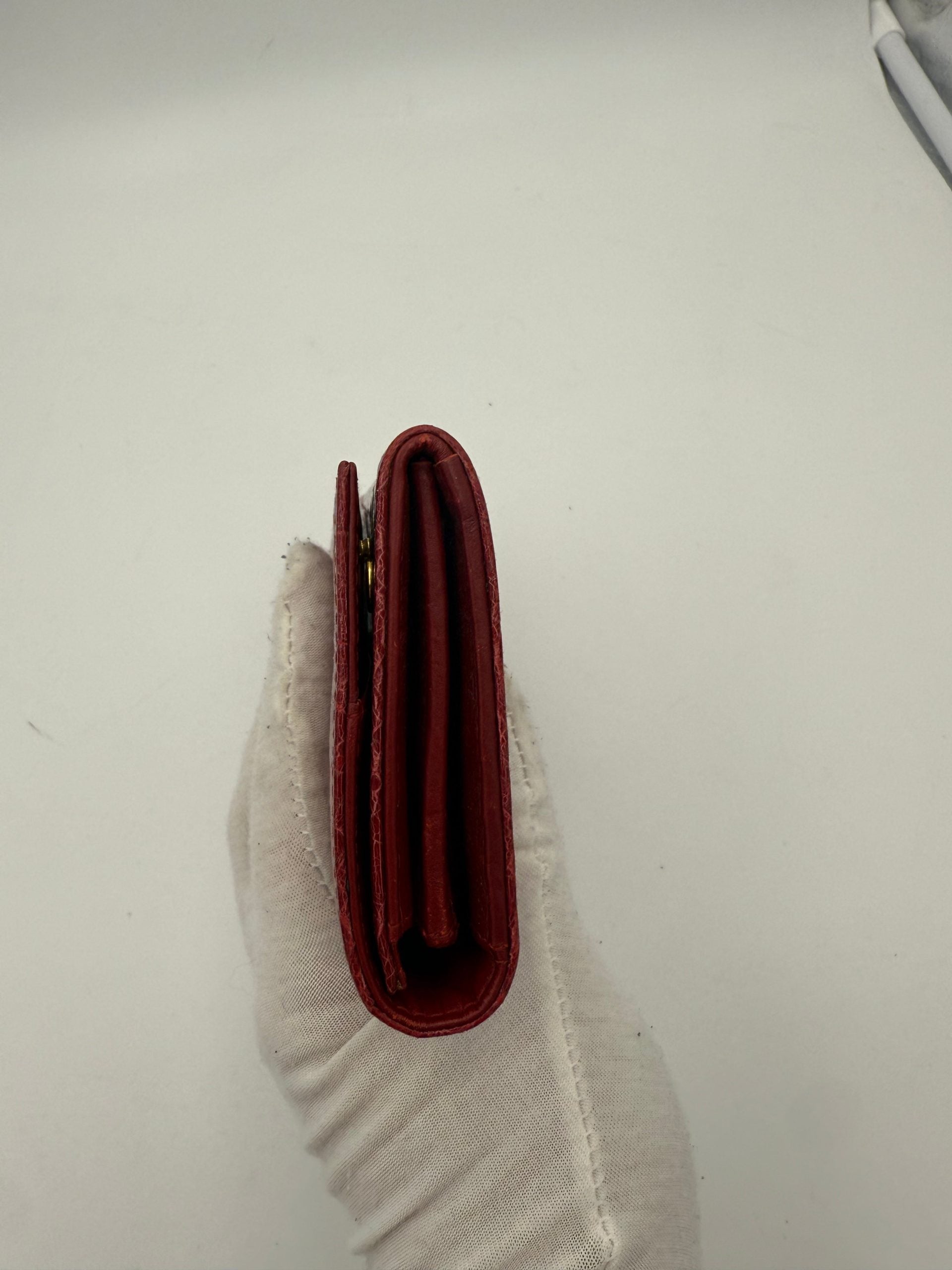 Miu Miu MIU MIU Rosso Lommebok i skinn med krokodillemønster