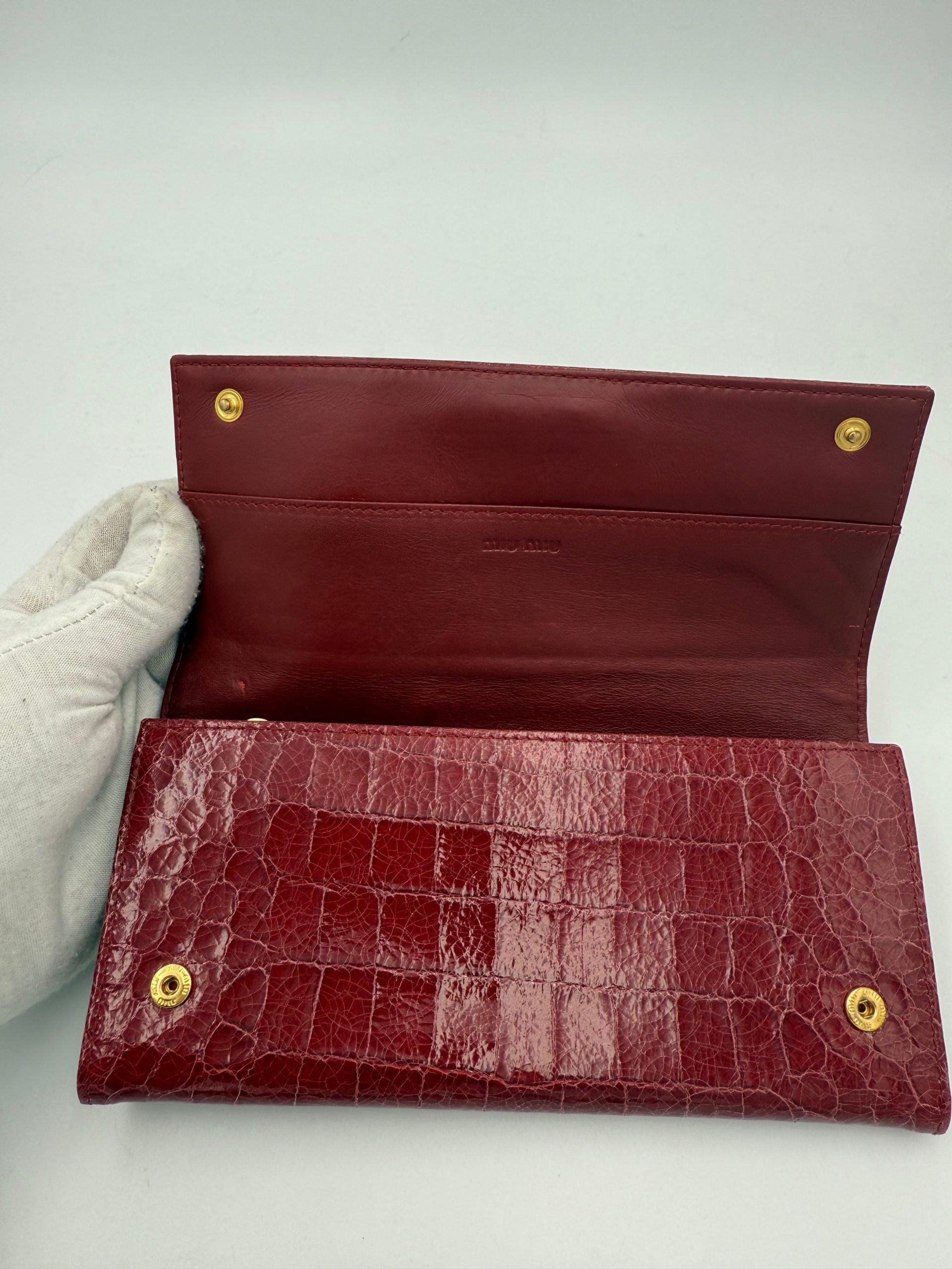 Miu Miu MIU MIU Rosso Lommebok i skinn med krokodillemønster