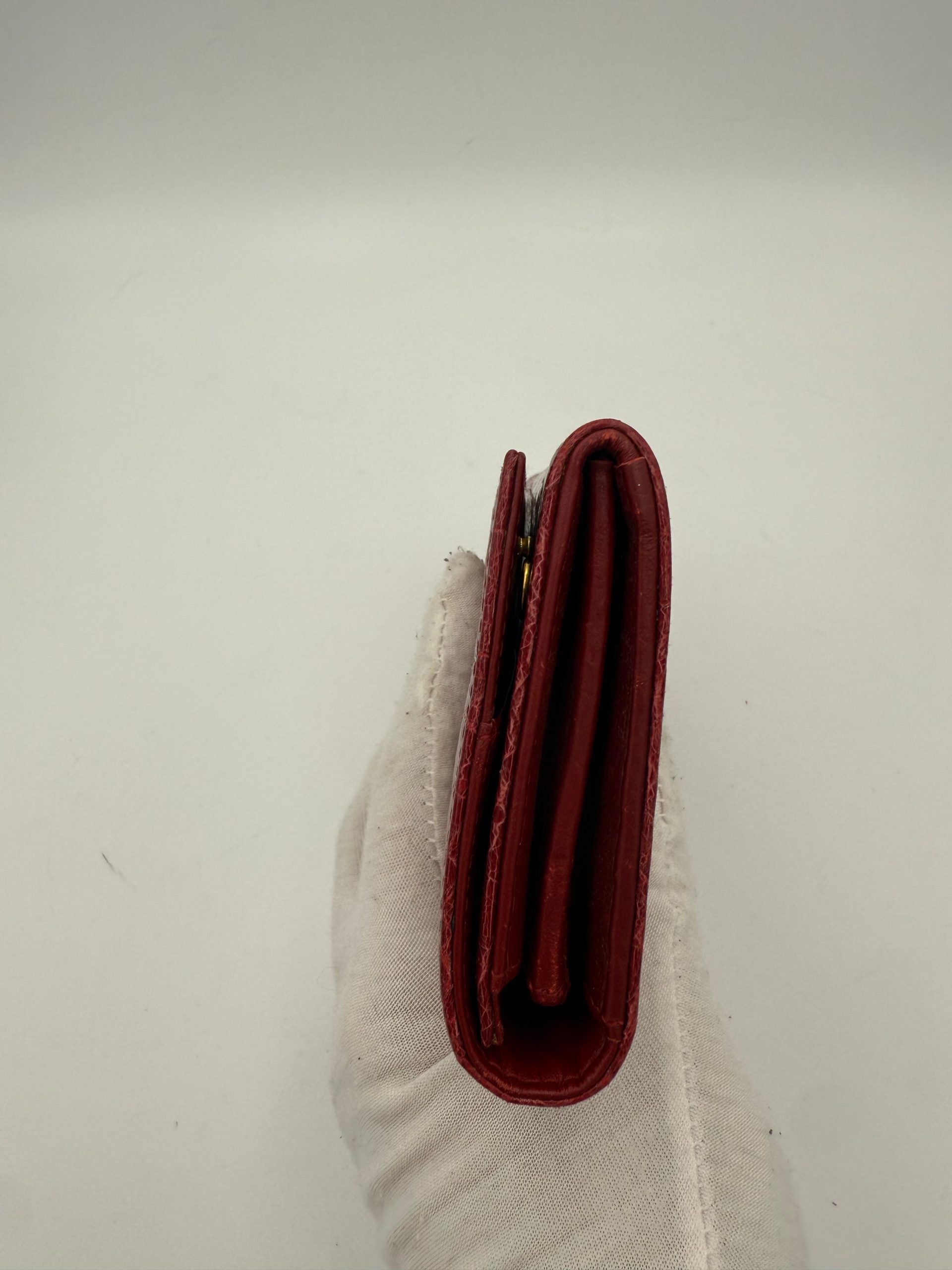 Miu Miu MIU MIU Rosso Lommebok i skinn med krokodillemønster