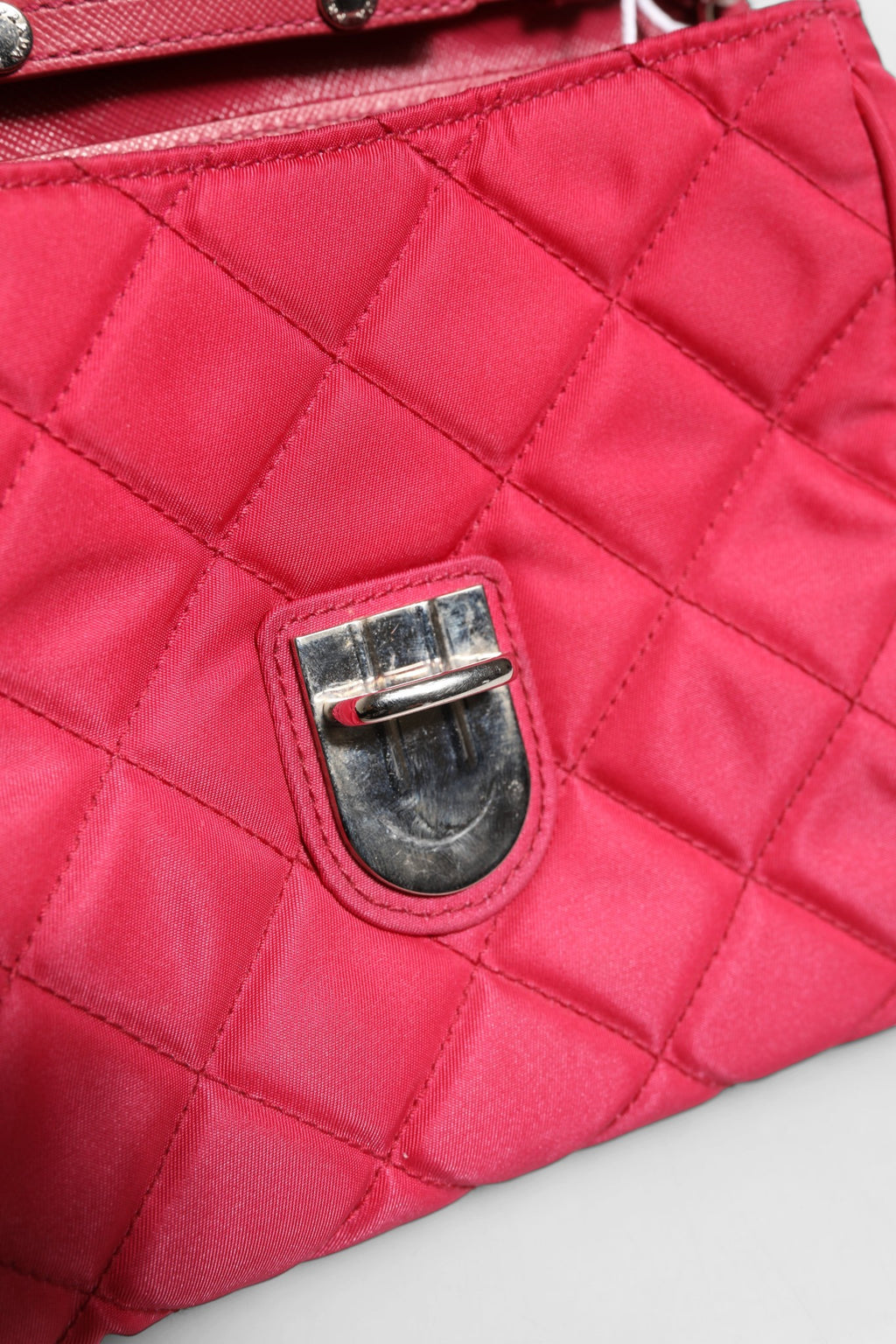 Bolso cruzado Prada de solapa de nailon rosa guateado Tessuto Impuntu