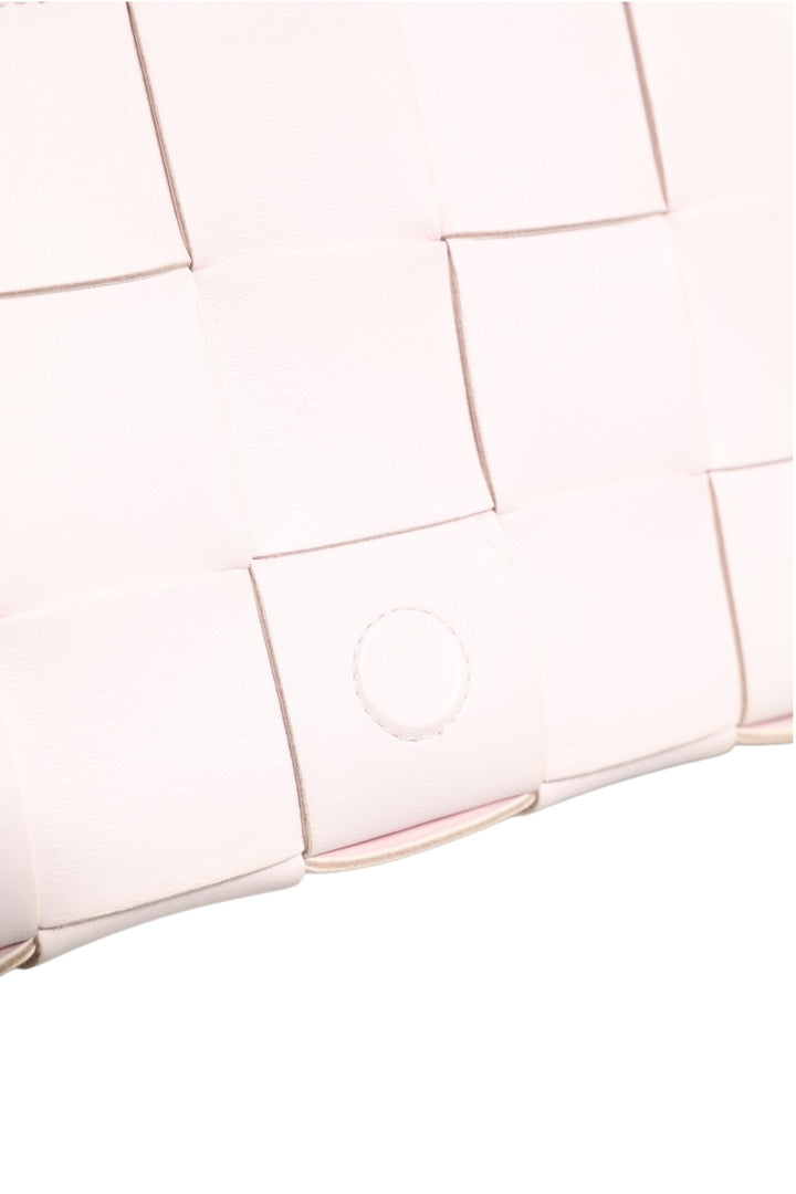 Bottega Veneta Pink Intrecciato Cassette Skulderveske