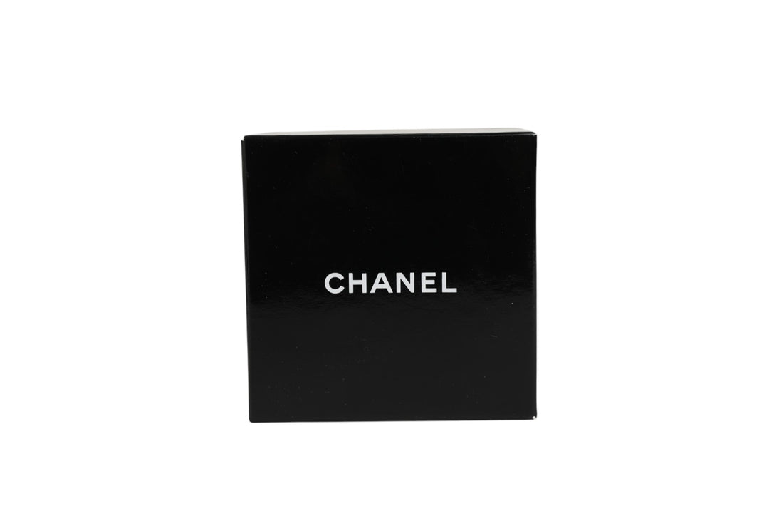 Chanel hvit blomsterbrosje