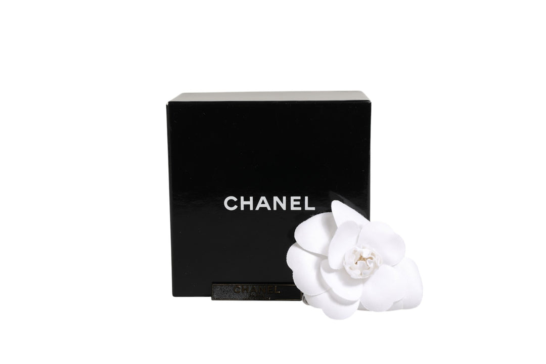 Chanel hvit blomsterbrosje