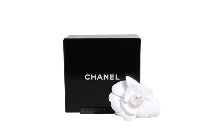 Chanel hvit blomsterbrosje