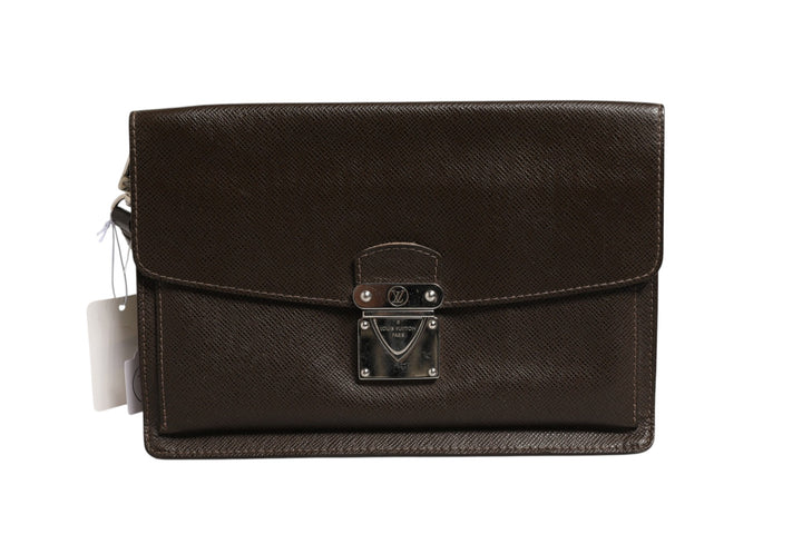 Louis Vuitton Belaia Clutch i Taiga-skinn