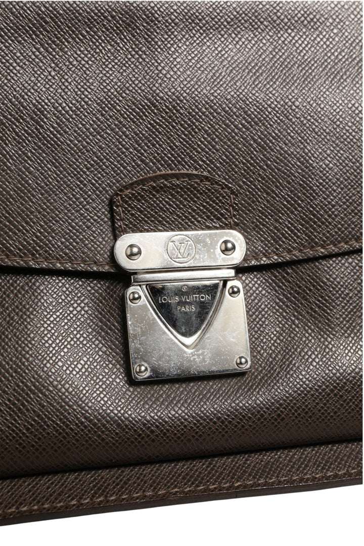 Louis Vuitton Belaia Clutch i Taiga-skinn