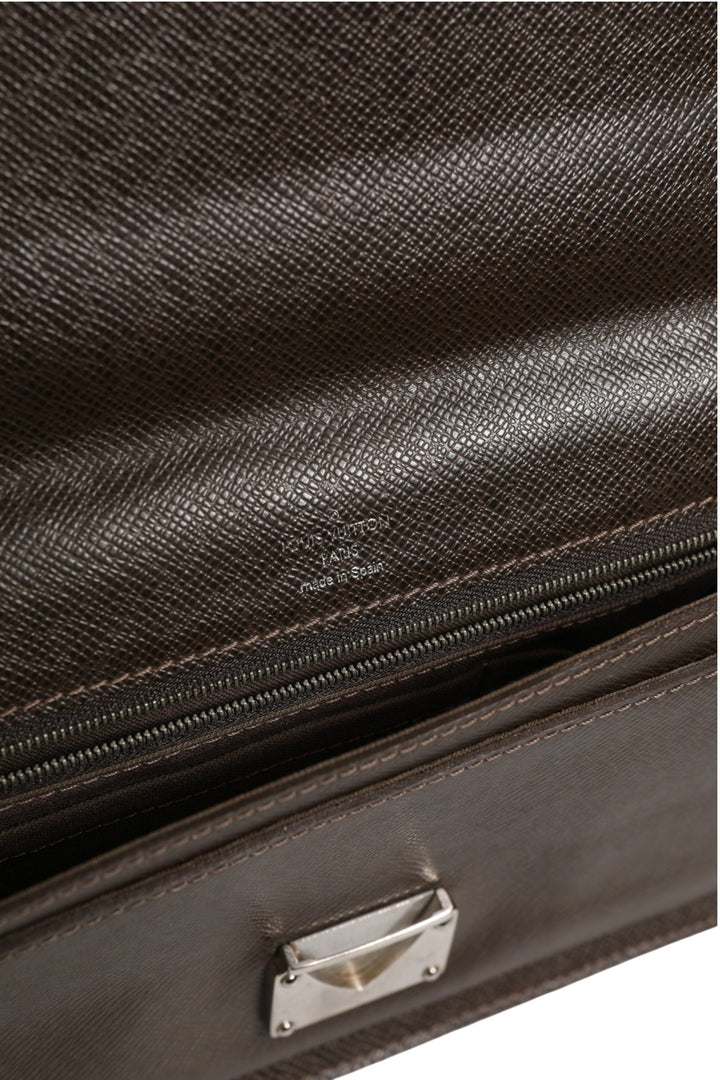 Louis Vuitton Belaia Clutch i Taiga-skinn