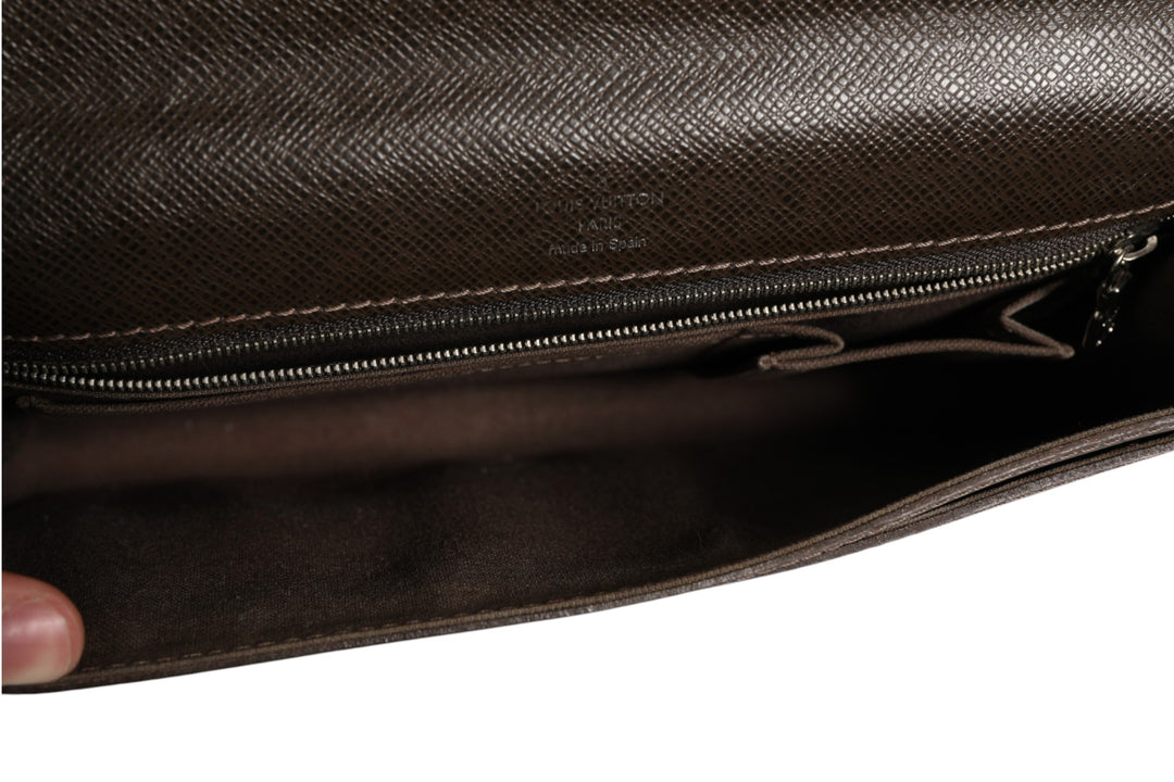 Louis Vuitton Belaia Clutch i Taiga-skinn