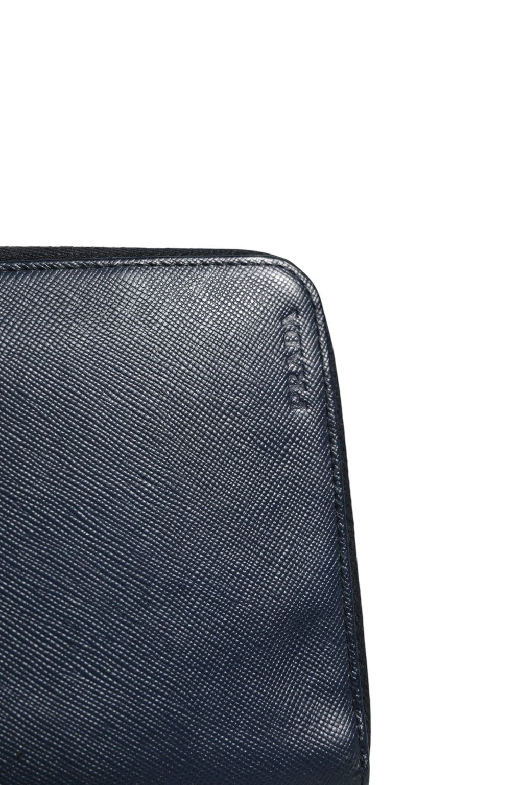 Cartera Oliver de Prada en piel grabada, azul marino, con cierre de cremallera