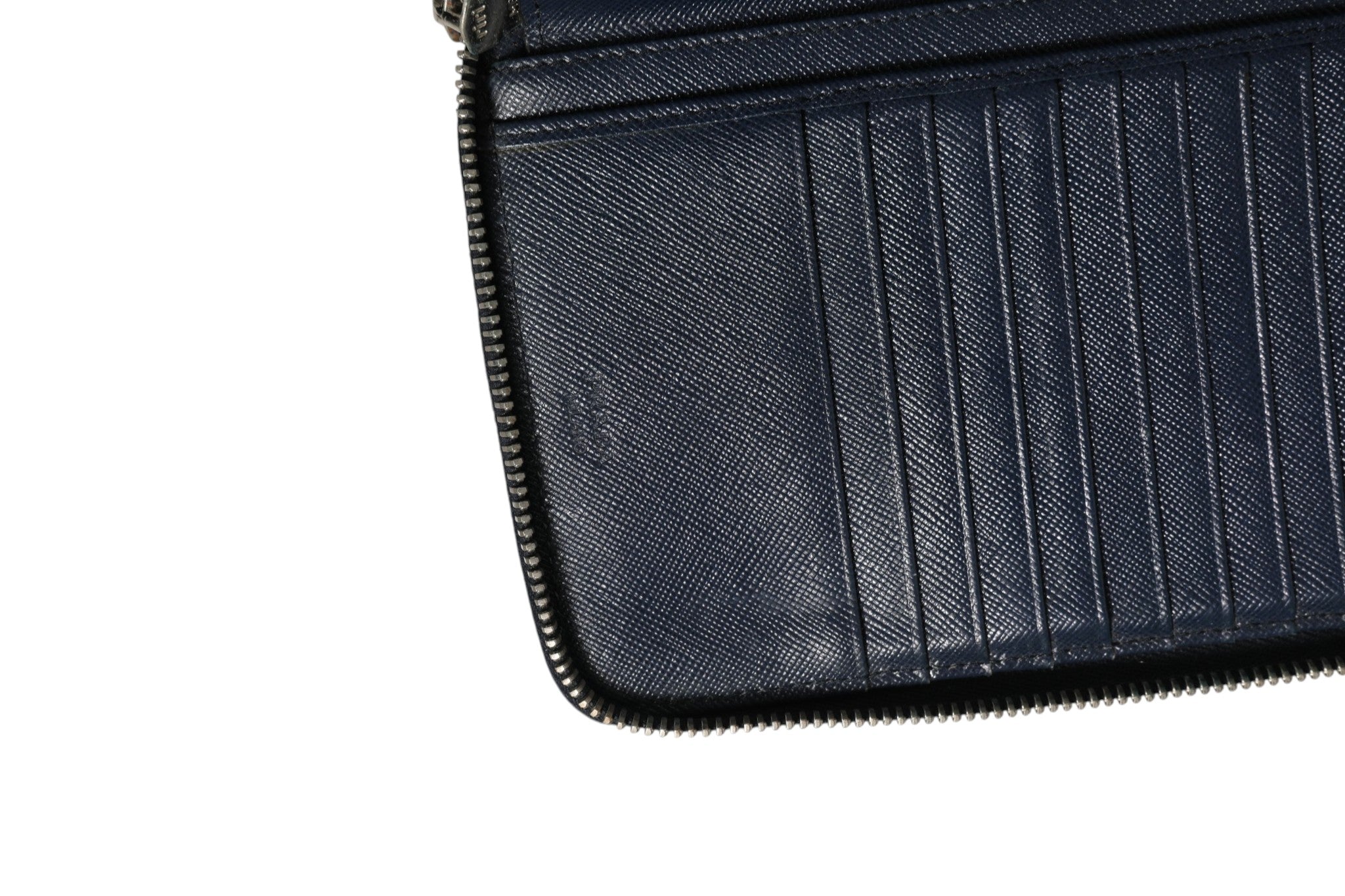 Cartera Oliver de Prada en piel grabada, azul marino, con cierre de cremallera