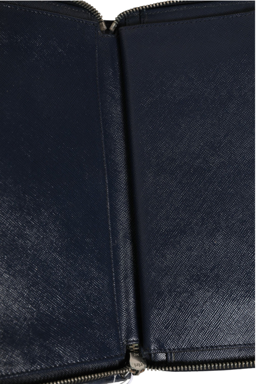 Cartera Oliver de Prada en piel grabada, azul marino, con cierre de cremallera