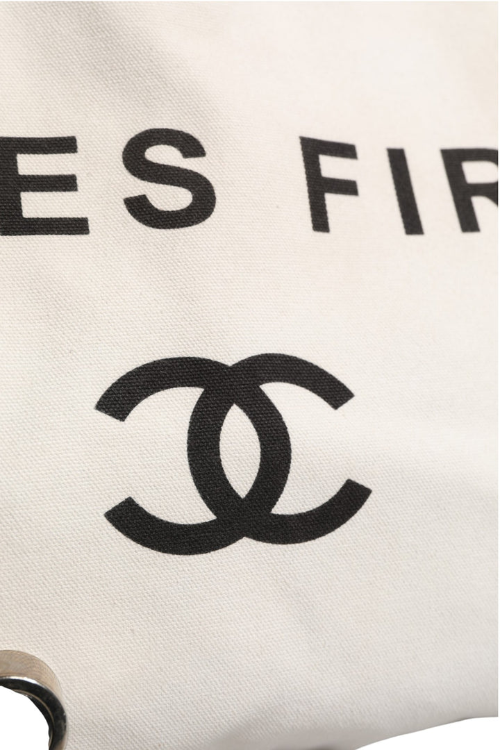 Chanel Ladies First Hvit og Sort Canvas Shopper Tote Bag