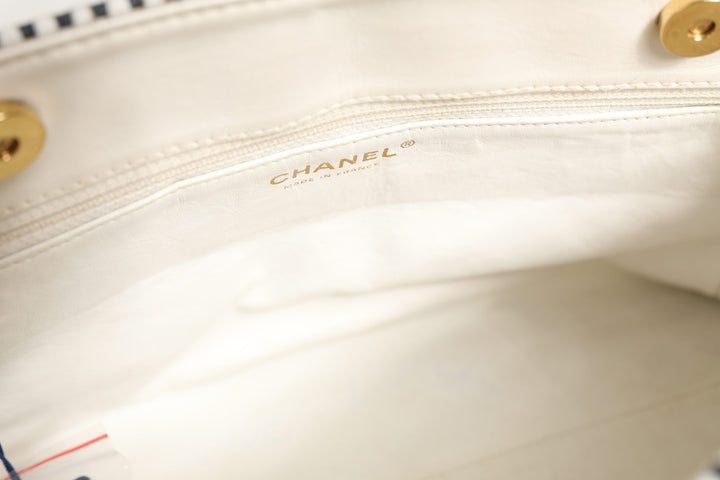Chanel Shiny Calfskin Quilted Mini 22 Hvit 1792563