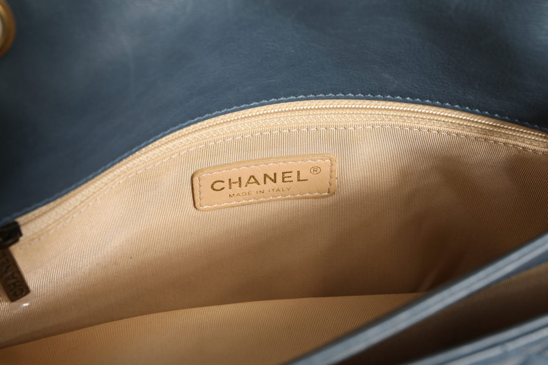 Chanel blå vattert skinn "Crown" klaff skulderveske