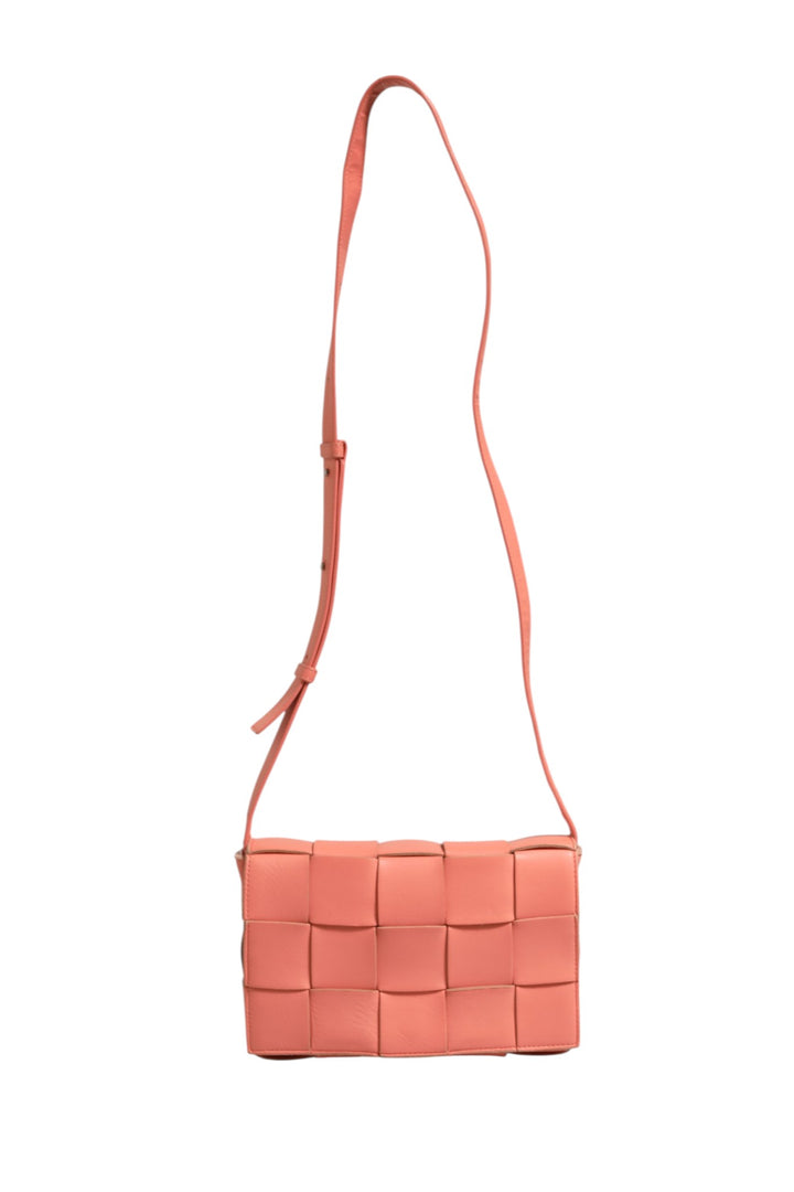 Bottega Veneta Cassette Crossbodyveske i Maxi Intrecciato Lammeskinn
