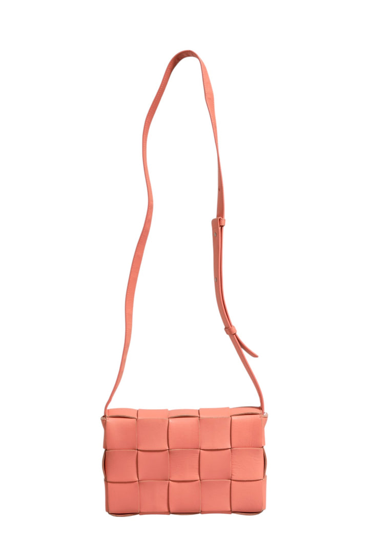 Bottega Veneta Cassette Crossbodyveske i Maxi Intrecciato Lammeskinn