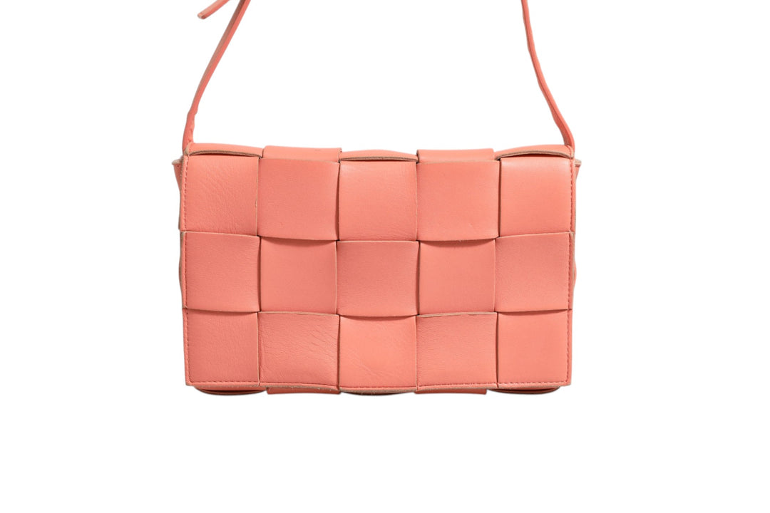 Bottega Veneta Cassette Crossbodyveske i Maxi Intrecciato Lammeskinn