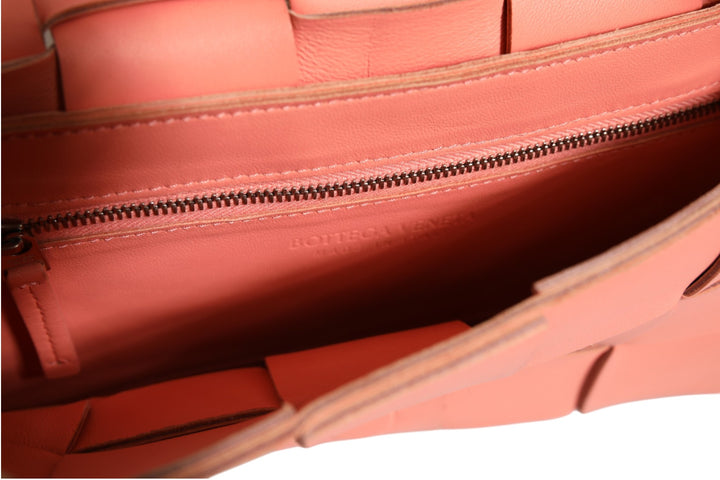 Bottega Veneta Cassette Crossbodyveske i Maxi Intrecciato Lammeskinn