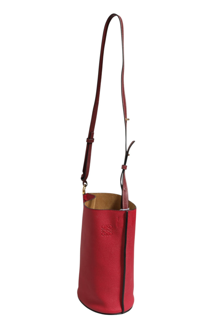 Loewe Gate Raspberry &amp; Wine bøtteveske i skinn
