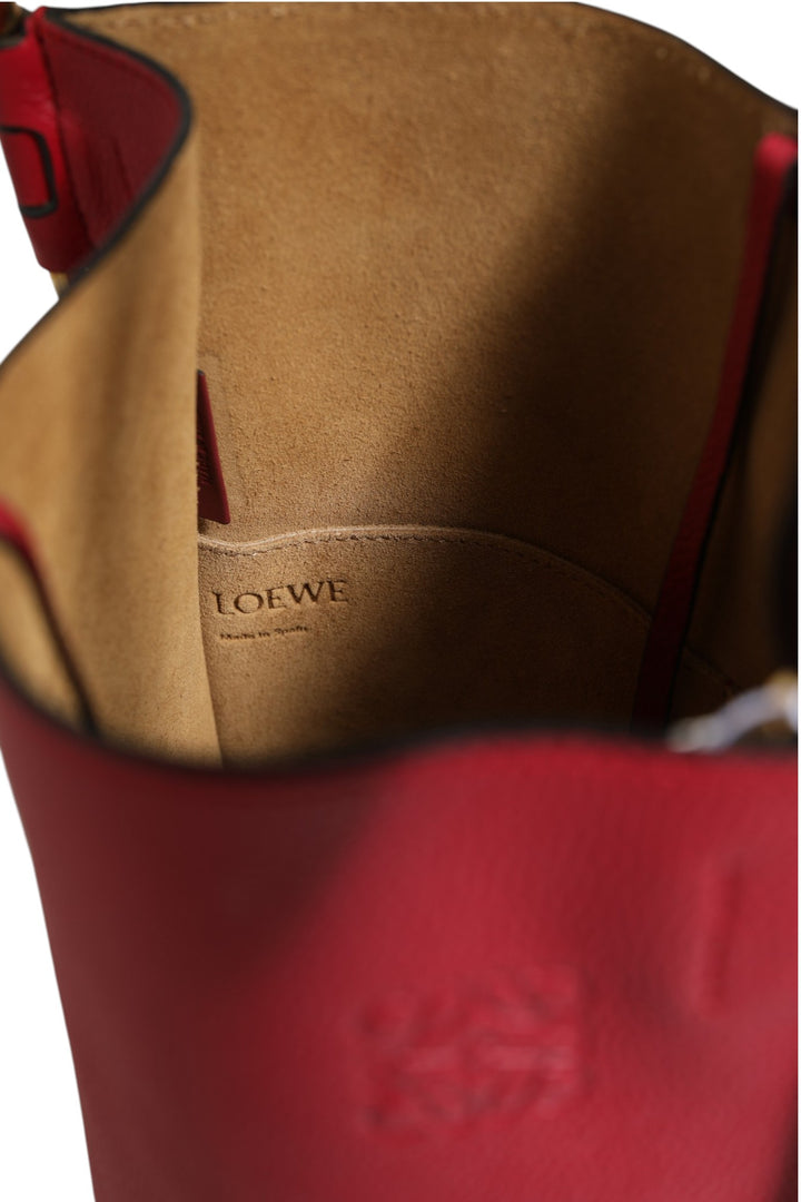 Loewe Gate Raspberry &amp; Wine bøtteveske i skinn