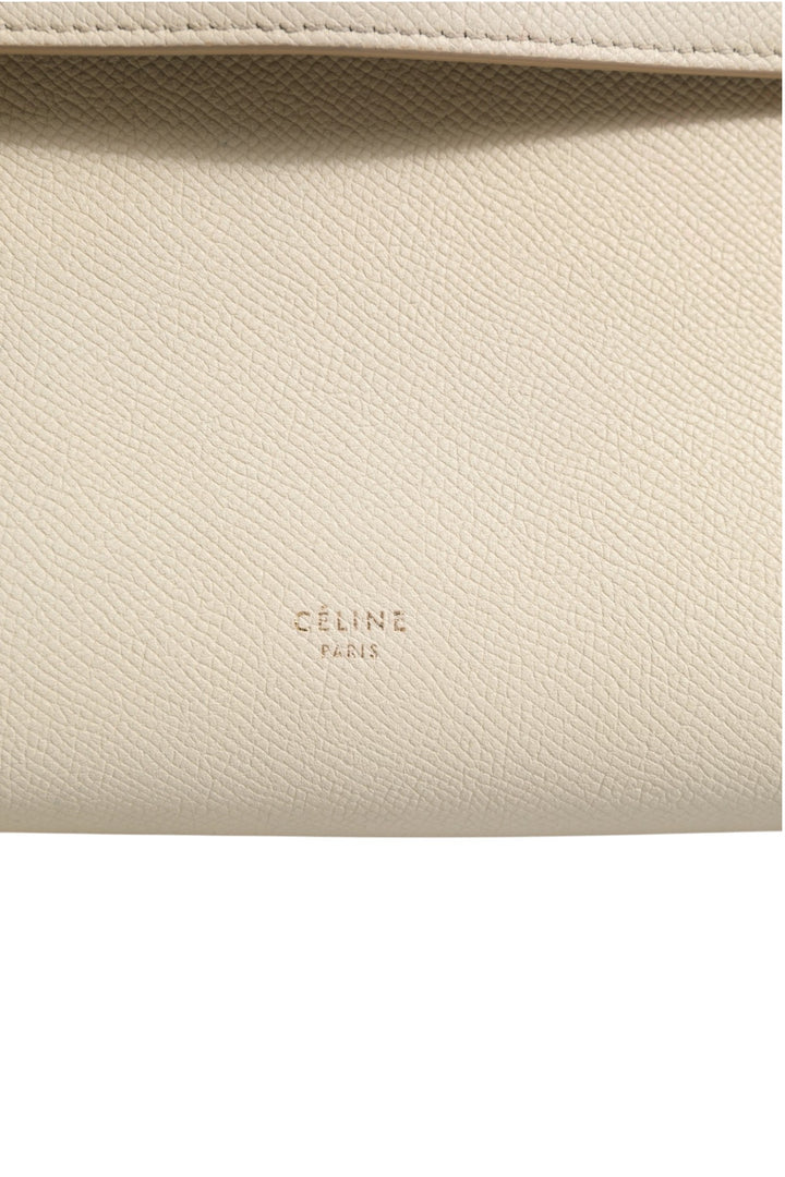 Celine Nano Belteveske i kornet kalveskinn – Chalk