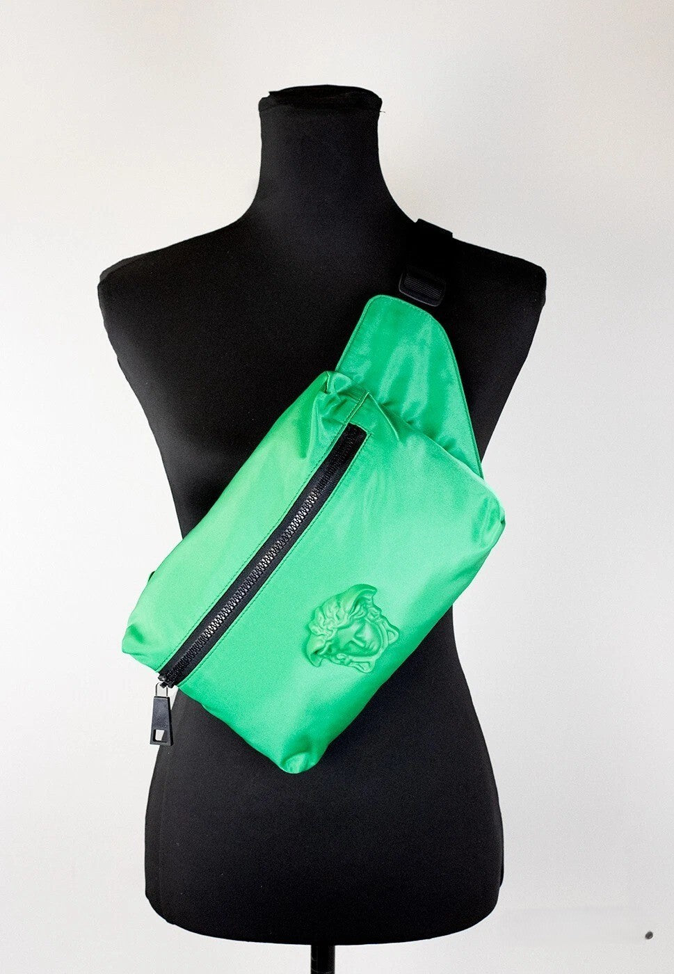 Versace Liten Lysegrønn Nylon Matt Medusa Belteveske Mageveske