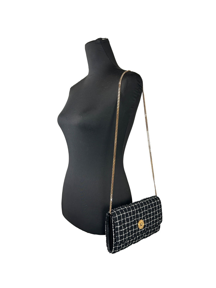 Versace lommebok på kjede i svart stoff, crossbody-veske