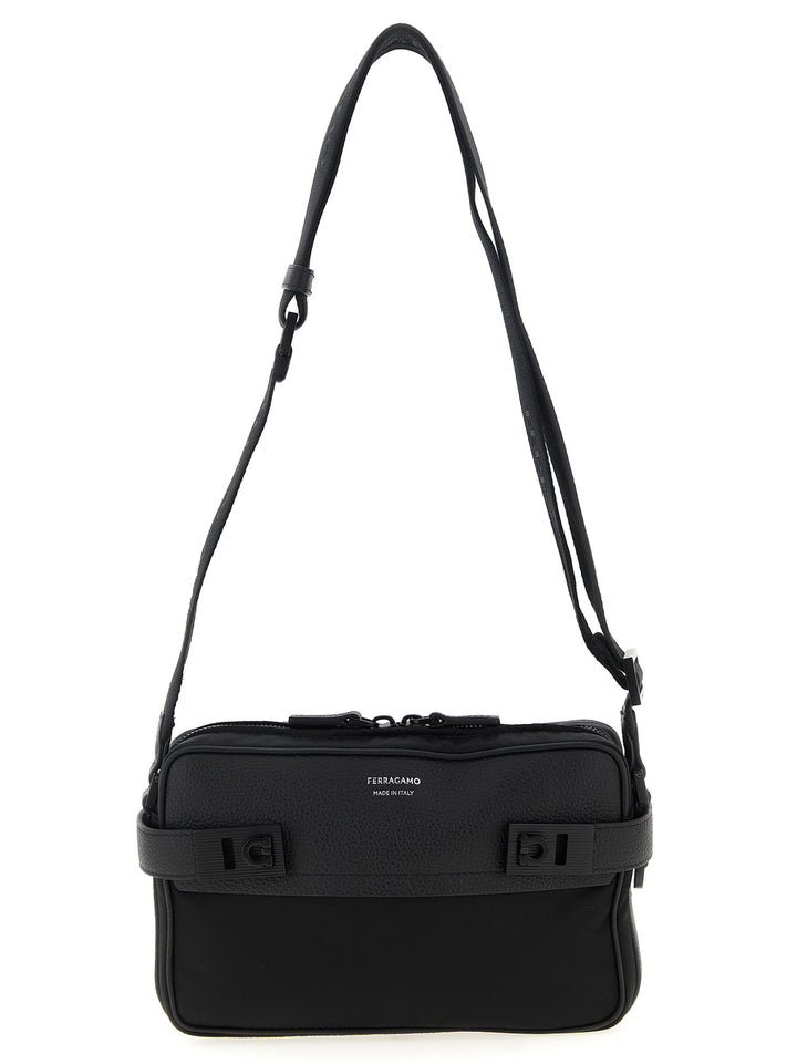 Ferragamo sort crossbody-veske i stoff