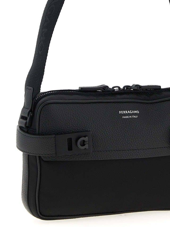 Ferragamo sort crossbody-veske i stoff