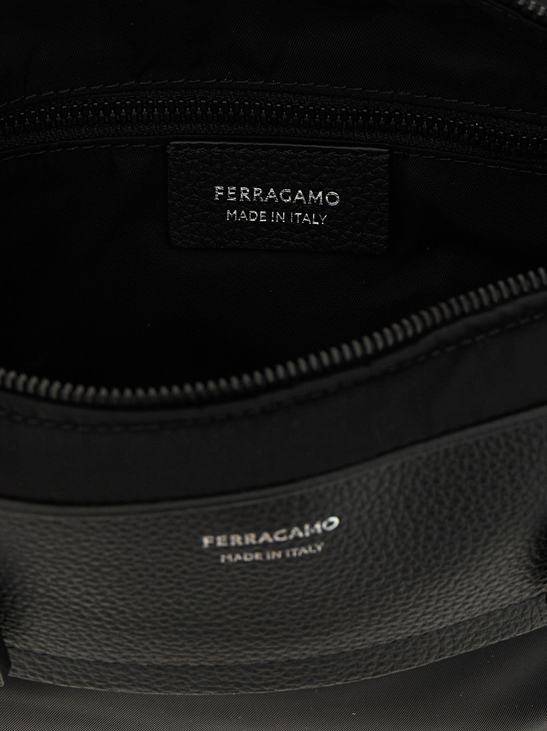 Ferragamo sort crossbody-veske i stoff