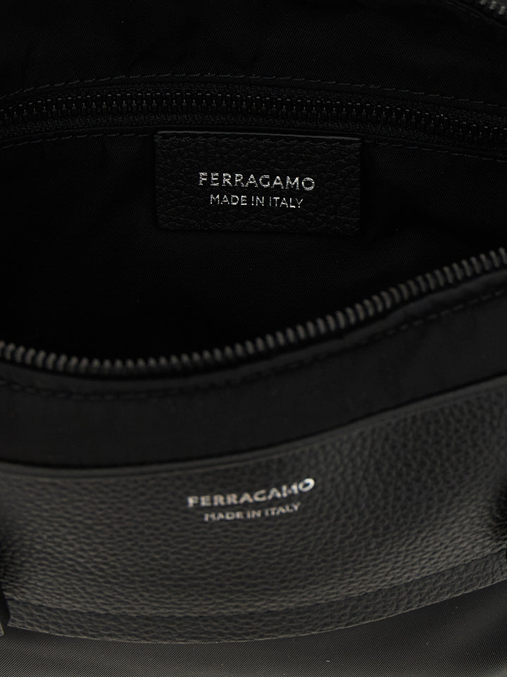 Ferragamo sort crossbody-veske i stoff