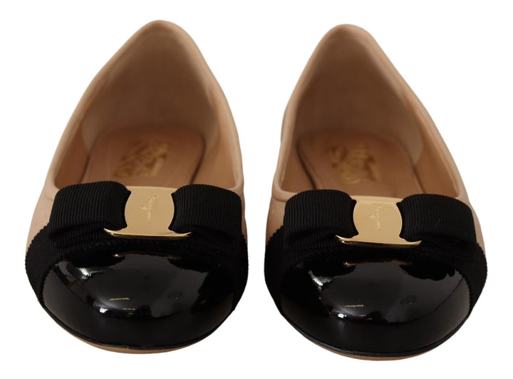 Salvatore Ferragamo Ballerinasko i beige og svart nappaskinn