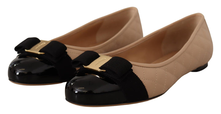 Salvatore Ferragamo Ballerinasko i beige og svart nappaskinn