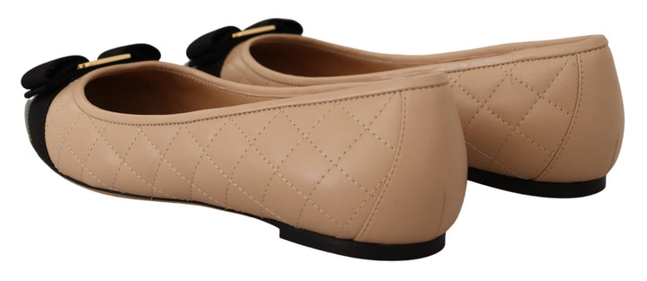 Salvatore Ferragamo Ballerinasko i beige og svart nappaskinn