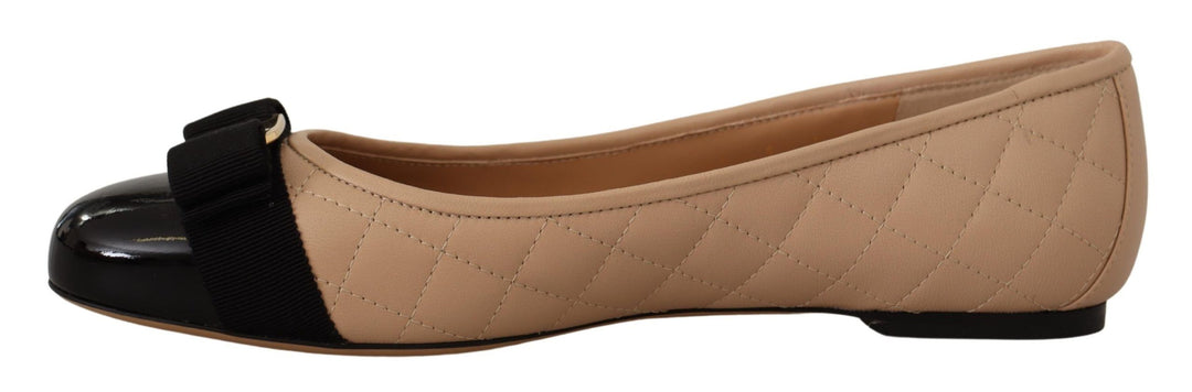 Salvatore Ferragamo Ballerinasko i beige og svart nappaskinn