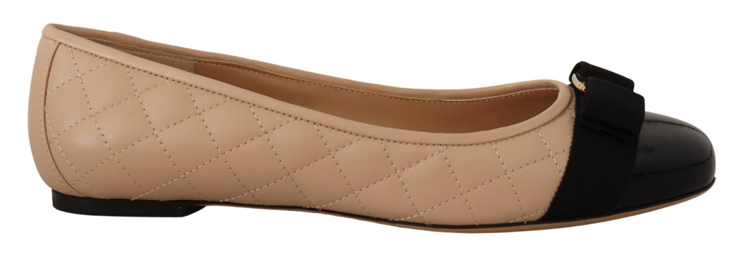 Salvatore Ferragamo Ballerinasko i beige og svart nappaskinn