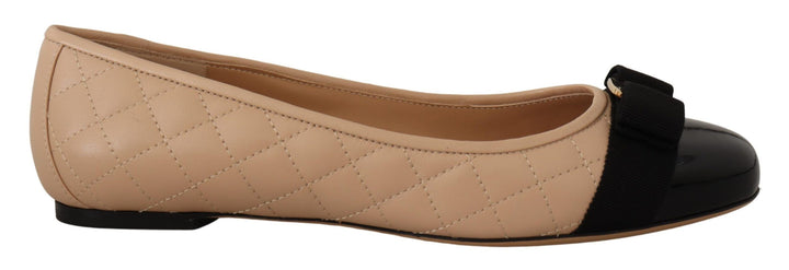 Salvatore Ferragamo Ballerinasko i beige og svart nappaskinn
